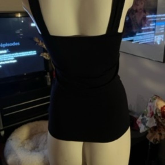 Top lasé noir avec un ruban de satin.  Grandeur Small, Médium.  Extensible - Picture 4 of 5